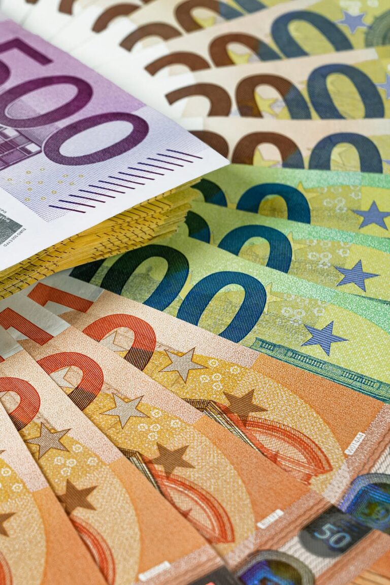 L&rsquo;euro se maintient à 1,17 alors que la BCE signale une hausse en juin : Les marchés anticipent trois augmentations de taux en 2026 malgré les tensions géopolitiques