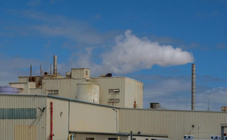 L&rsquo;UE confirme une réduction de 40% des émissions de gaz à effet de serre depuis 1990, mais l&rsquo;objectif 2030 reste un défi majeur
