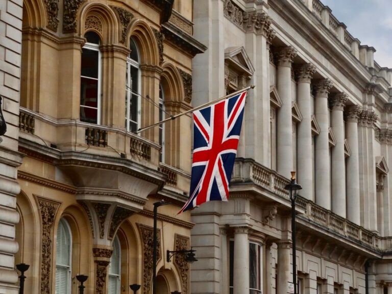 New UK Prime Minister Signals Strong Commitment to Ukraine in Early Diplomatic Test