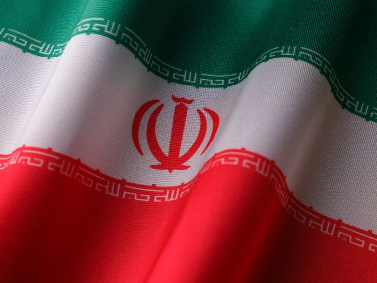 Le Guide suprême iranien promet une vengeance suite au décès de son père
