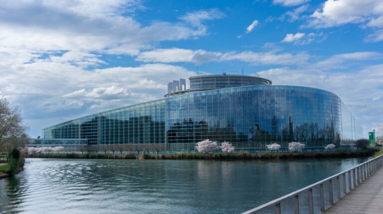 La stratégie des réseaux sociaux de l’UE signale un affrontement plus profond avec les géants de la technologie