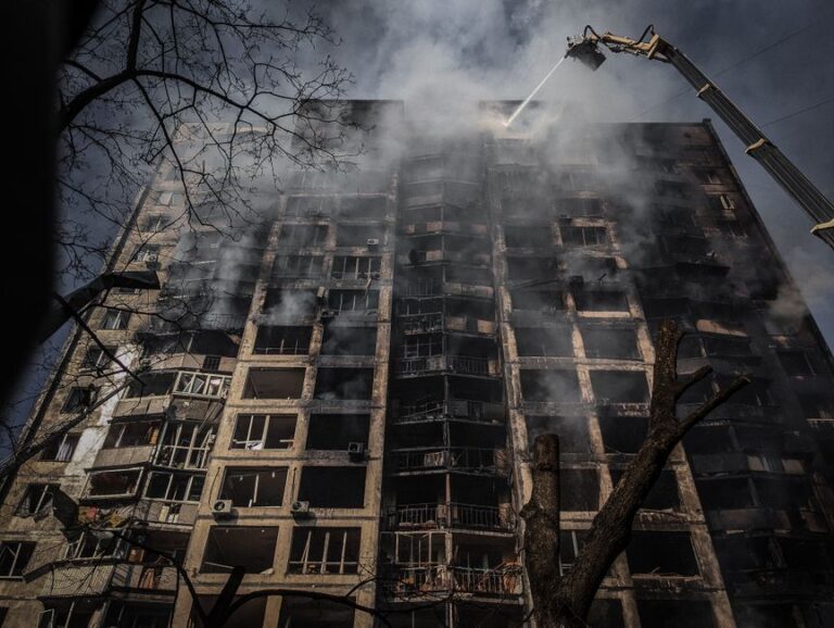 Des frappes russes nocturnes font au moins 12 morts et des dizaines de blessés en Ukraine