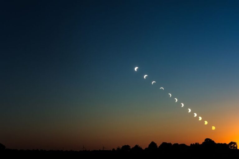 Une éclipse solaire totale projette son ombre rare sur le nord de l’Espagne pour la première fois depuis des décennies