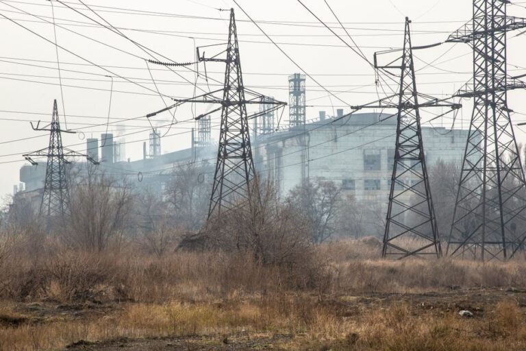 La Russie intensifie ses menaces contre le réseau énergétique ukrainien après une frappe meurtrière sur un dépôt