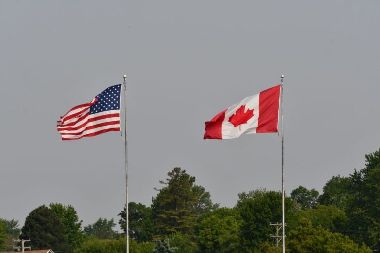 Les négociations commerciales États-Unis-Canada s&rsquo;effondrent alors que des tarifs massifs entrent en vigueur