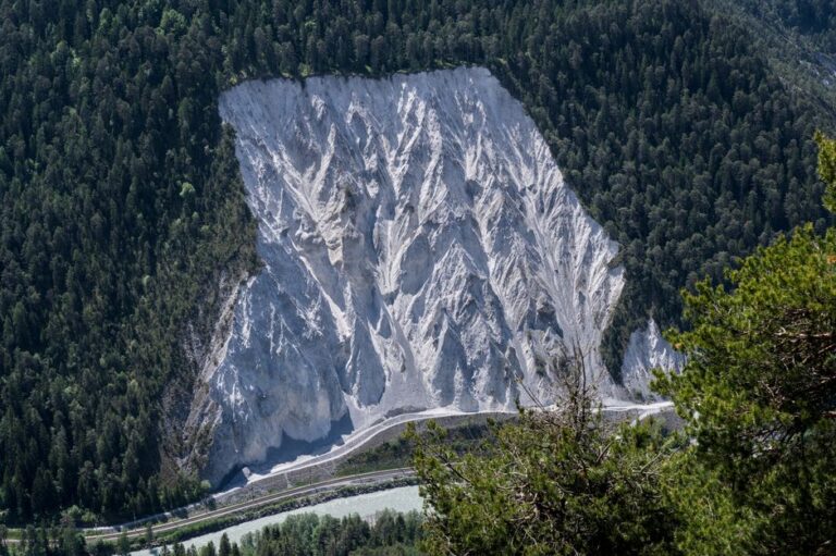 Le village alpin de Kandersteg se prépare à vivre sous une montagne qui s’effrite