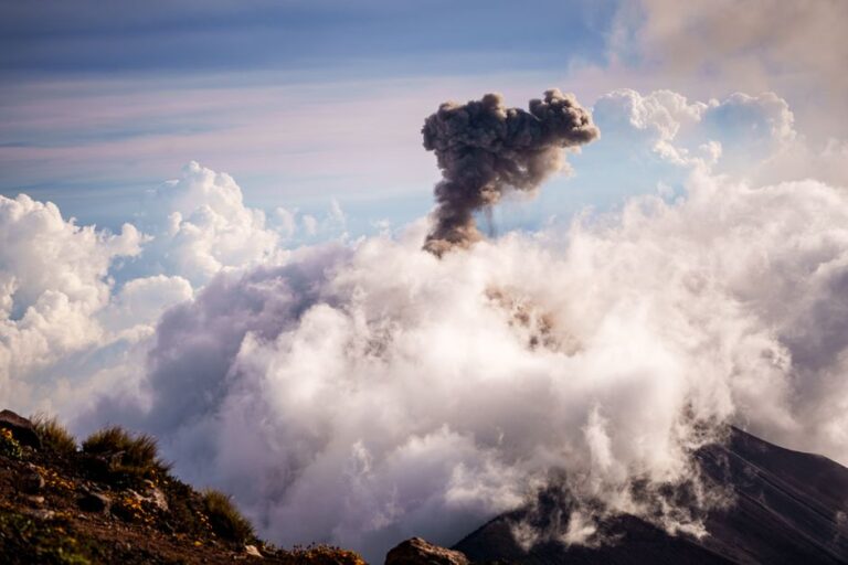 La fureur de l’Etna paralyse les vols et recouvre la Méditerranée centrale de cendres