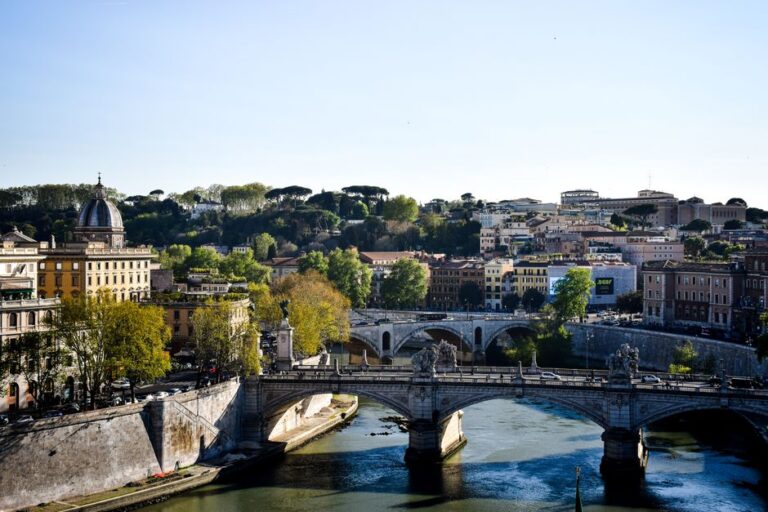 Un pont romain antique réapparaît à Rome alors que le Tibre atteint un niveau historiquement bas