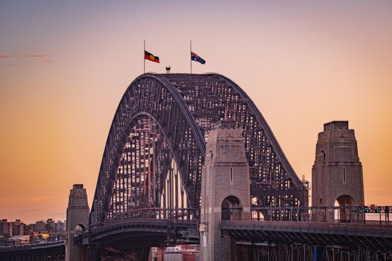 Le débat identitaire australien : migration, AUKUS et le poids de l’histoire coloniale