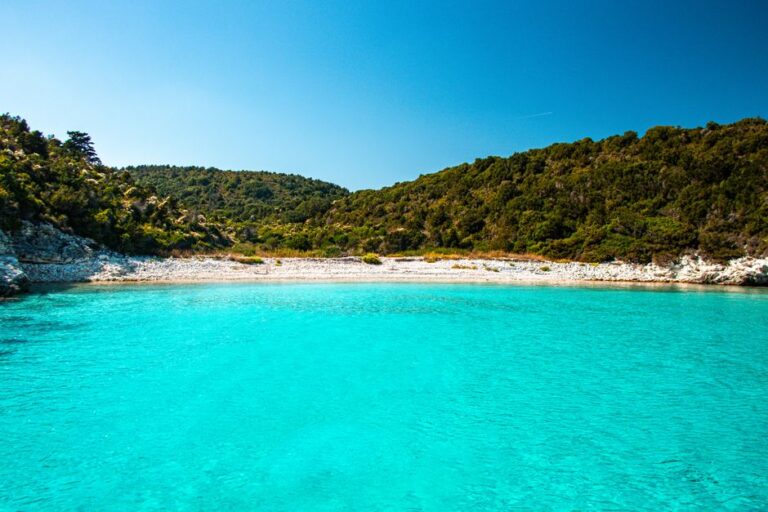 Tourisme avisé : Grecs et visiteurs développent une meilleure conscience des risques climatiques face aux étés européens implacables