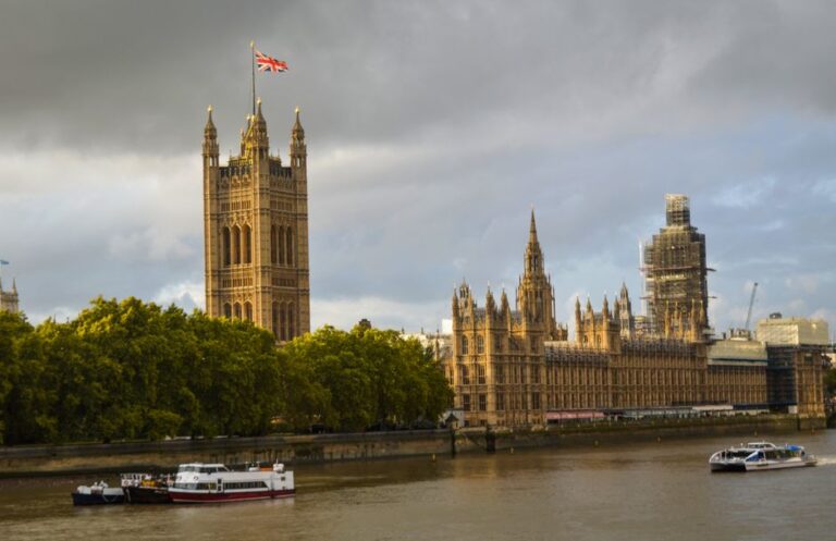 Lowe Extends Olive Branch to Farage in Bid to Consolidate Britain’s Populist Right