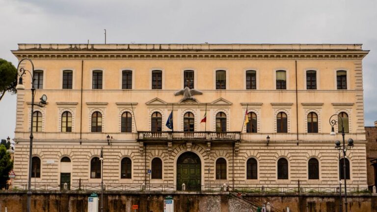 Meloni se décale vers la droite tandis qu’un nouveau challenger populiste redessine le paysage politique italien