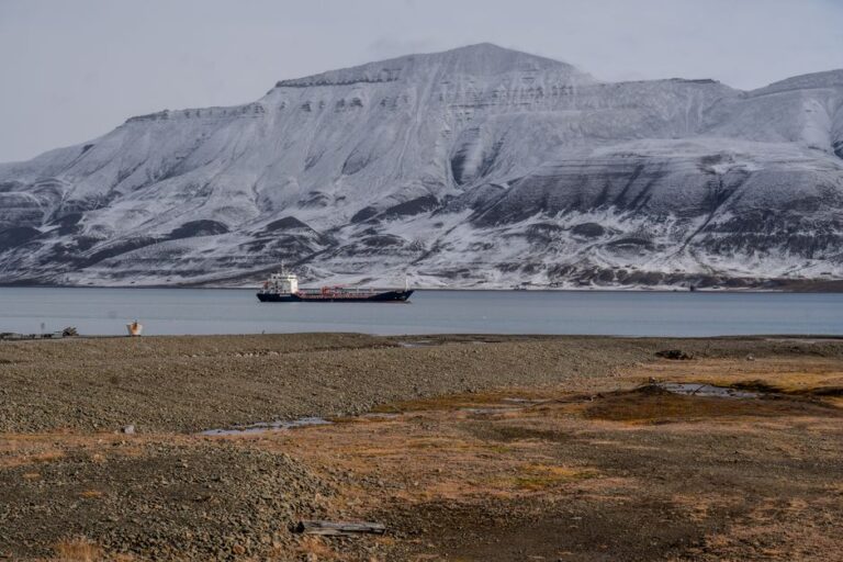 La Norvège saisit un navire russe en eaux arctiques tandis que l’Ukraine poursuit un recouvrement d’actifs d’un milliard de dollars