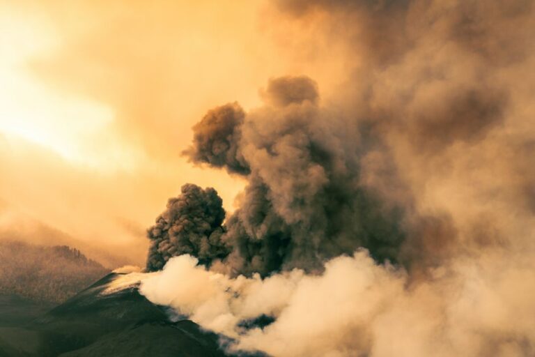 L’éruption de l’Etna paralyse les vols et ravive les craintes de hausse tarifaire en Sicile