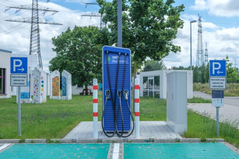 Les ventes de véhicules électriques s’envolent en Europe alors que les constructeurs chinois renforcent leur présence