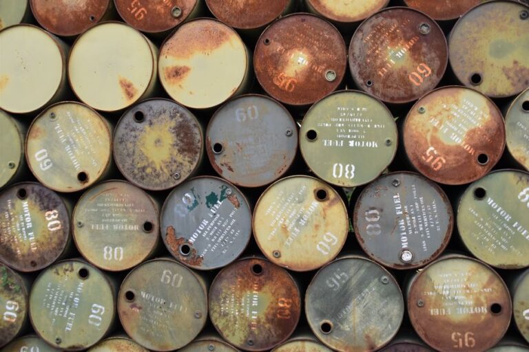 Les marchés pétroliers s’animent face à la montée des tensions au Moyen-Orient et au retour de la spéculation sur les taux américains