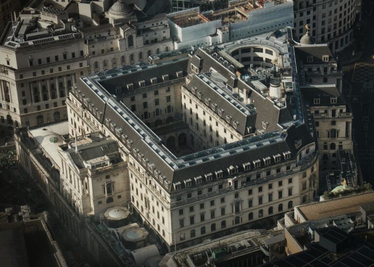 La Banque d&rsquo;Angleterre maintient ses taux inchangés malgré les pressions inflationnistes et les divisions internes
