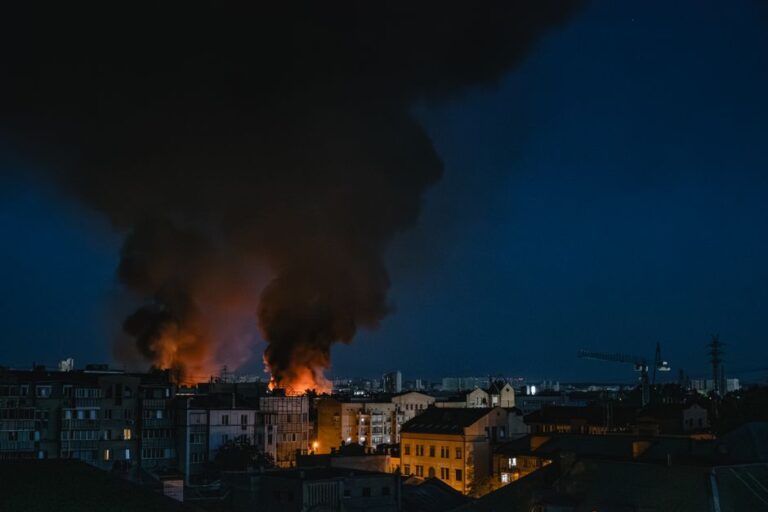 Un violent bombardement aérien russe sur Kyiv fait au moins cinq morts alors que les frappes s’étendent à plusieurs régions