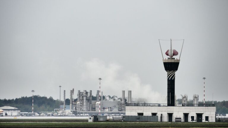 Italy halves air traffic after data transmission fault