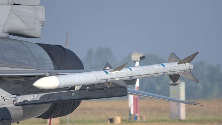 L’Ukraine déploie son premier missile balistique de fabrication nationale alors que la Russie cible les ponts de Kyiv
